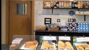 Va a desayunar a un bar y los carteles que se encuentra dentro son para enmarcar