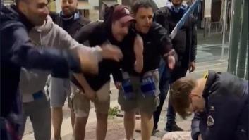Esto es lo que le hacen unos hinchas napolitanos a un turista alemán después de ganar la liga