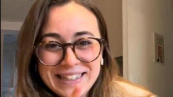 Una profesora enseña el regalo que le han hecho sus alumnos para final de curso: para ponerles un 10