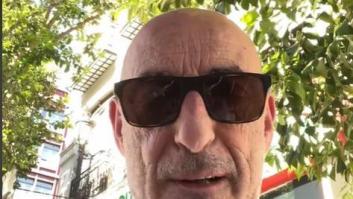 Felisuco va a un bar a tomar un café, un hombre le reconoce y él se parte de risa al escuchar lo que le dice a su amigo