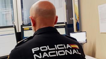 Va a renovarse el DNI, explica lo que ponía en un cartel de comisaría y la respuesta del policía: no la vio venir