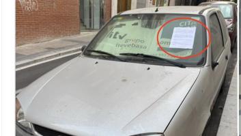 Un coche lleva 6 meses en una calle de Alicante: un vecino deja una nota para enmarcarla y exponerla en la DGT
