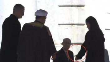 El comentado gesto del sultán de Omán a Letizia: la reina, "con cierta reserva", acaba cediendo con cortesía