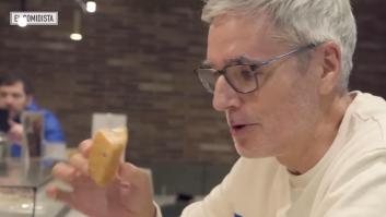 Prueba el bocadillo de huevo frito que arrasa en Antón Martín y su veredicto es tajante: "A la gente le flipa comerlo sin mancharse"
