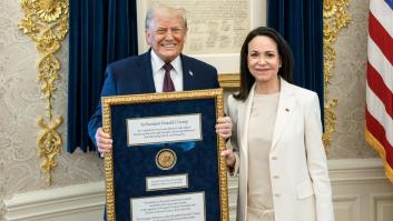 Encuesta | ¿Dónde crees que colocaría Donald Trump la medalla del Nobel de la Paz de Machado?