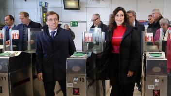 Ayuso dice ahora que firmarán convenios para que estudiantes no empadronados puedan tener abono