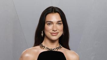25.000 plumas, 480.000 cristales y un velo de seis metros: los detalles del espectacular vestido de novia de Dua Lipa