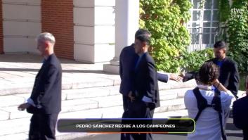 Cientos de reacciones por lo que pasa con Álex Baena cuando va a saludar a Pedro Sánchez: "Se marca un Carvajal"