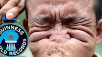 Récord Guinness: el hombre que mejor se muerde la nariz y otras rarezas (FOTOS)