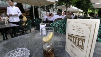 Cobrar hielo o jarras de agua en bares es legal si se especifica en la carta