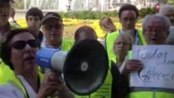 Un centenar de 'yayoflautas' ocupan el consulado alemán en Barcelona