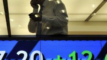 La prohibición de las ventas a corto frena el desplome de la bolsa, pero la prima sigue disparada