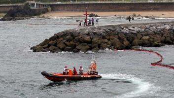 Un vertido de fuel mancha una zona de la costa asturiana cercana a Gijón (FOTOS)