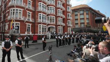 Assange se abraza a Garzón: Se emiten las primeras imágenes del fundador de Wikileaks en la embajada (VÍDEO)