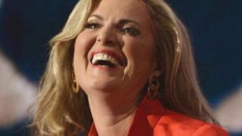 Ann Romney defiende a su marido Mitt, "ese joven alto y encantador"
