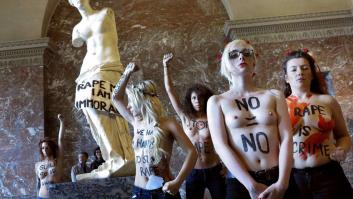 Activistas de Femen se desnudan en el Louvre contra la violación de una mujer en Túnez (FOTOS)