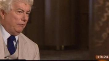 TVE reemite una entrevista con Ken Follett a la misma hora de las manifestaciones