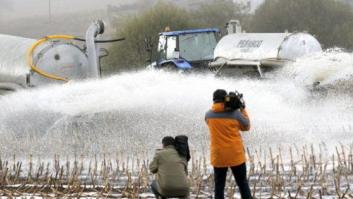 Productores gallegos tiran unos 50.000 litros de leche en protesta por los bajos precios