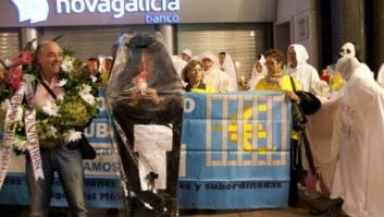 Afectados por las preferentes protestan durante la investidura de Alberto Núñez Feijóo