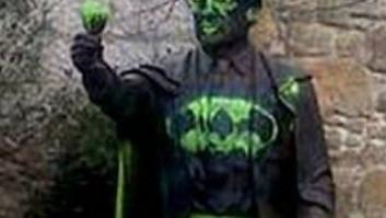 Pintan con el símbolo de Batman una estatua de Manuel Fraga en la localidad de Cambados