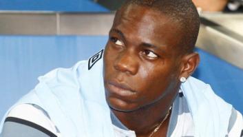 Mario Balotelli se pelea con su entrenador del Manchester City, Roberto Mancini, durante un entrenamiento