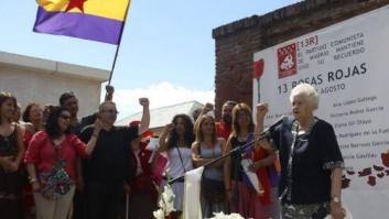 Unas 300 personas homenajean a las 13 rosas en el cementerio de La Almudena 73 años después de su muerte