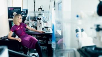 Marissa Mayer ignora al "viejo verde" al que el auditorio le ríe las gracias en una junta de accionistas de Yahoo! (VÍDEO)