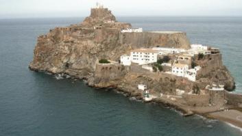 Cuatro activistas intentan plantar banderas marroquíes en el Peñón de Vélez