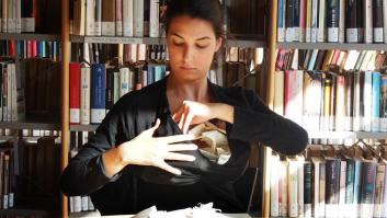 Qué pasa si te rellenas el sujetador con La Metamorfosis: nueva obra de la artista Yolanda Domínguez (VÍDEO)