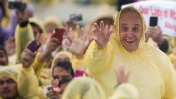El papa afirma que para ser "bueno y católico" no hay que tener hijos "como conejos"