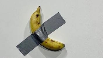 Un artista se come el plátano pegado a la pared que se vendió por 120.000 dólares