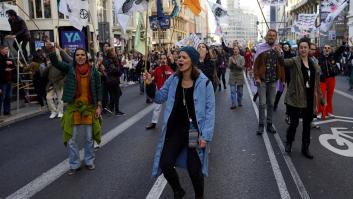Un grupo de manifestantes corta la Gran Vía de Madrid para exigir medidas por la emergencia climática
