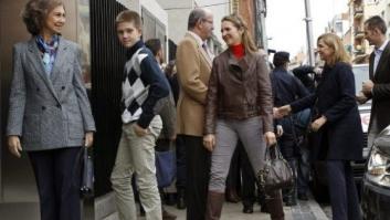 Iñaki Urdangarin visita al rey en el hospital junto a las infantas y a la reina