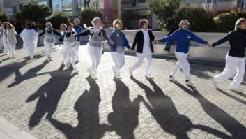 Miles de personas "abrazan" los hospitales de Madrid en defensa de la sanidad pública