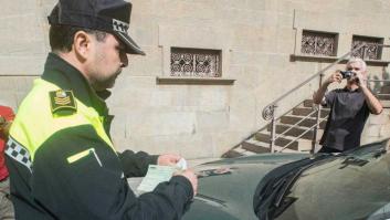 Un juez falla que solo se puede multar una vez a un vehículo mal estacionado varios días consecutivos