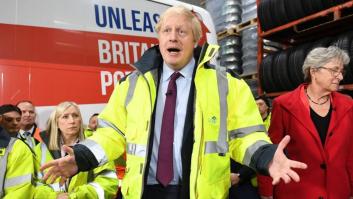 Johnson arranca el móvil a un reportero que le muestra la foto de un niño enfermo