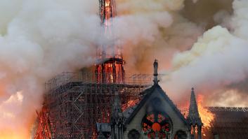 VÍDEO: Decenas de personas entonan el 'Ave María' mientras ven arder Notre Dame