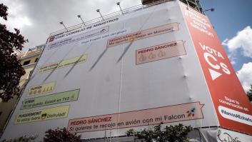 Ciudadanos despliega una lona con un chat inventado entre Sánchez, Otegi y Puigdemont