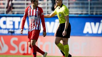 Morata se encara con el árbitro por darle una colleja