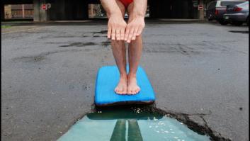 Incredulidad por cómo dibuja este operario una señal de tráfico