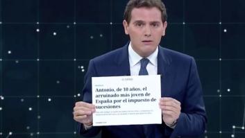 ¿Qué le está enseñando Iglesias a Casado en el móvil en esta imagen de después del debate?