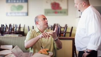 El dueño de un restaurante da el corte de su vida a un cliente que se quejó de la comida