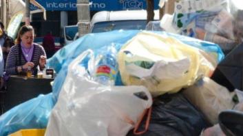 Alrededor de 6.000 toneladas de basura se acumulan en Sevilla sin solución a al huelga