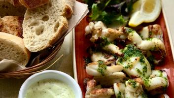 Calamares o sepia asados a la parrilla en cilantro, jengibre y ali oli