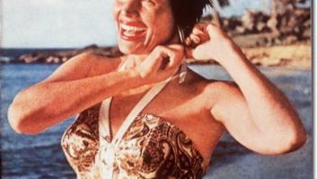 El momento en el que Kate Upton se cae por una ola durante una sesión de fotos en 'topless'