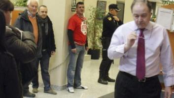 Un vecino de Alicante se encadena al banco para pedir que se salde su deuda y no ser desahuciado