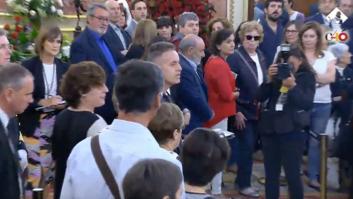 Un hombre tira papeles sobre el féretro de Rubalcaba en su capilla ardiente