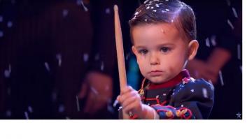 Hugo toca el tambor, pero no tiene talento