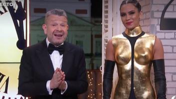 'Cazamariposas', un programa de Mediaset, se burla y parodia el vestido de Cristina Pedroche en Nochevieja