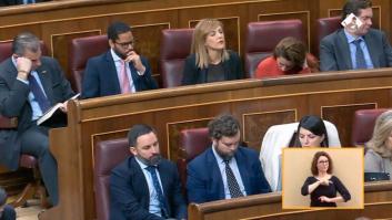 'Cazado': esto es lo que hacía Ortega Smith en su escaño mientras Pedro Sánchez hablaba